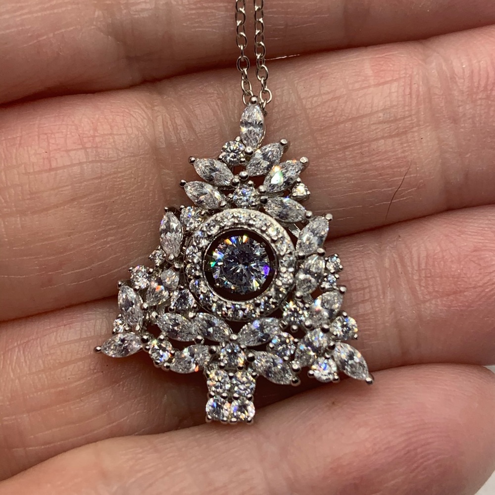 DANCING DIAMOND CHRISTMAS TREE PENDANT WITH CHAIN - Picture 5 of 8